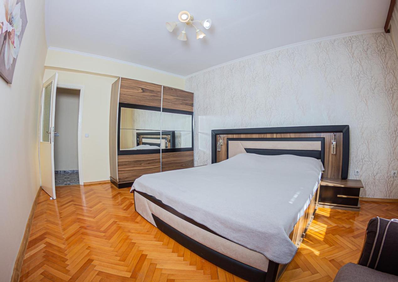 Apartment Emili City Center บาร์ ภายนอก รูปภาพ