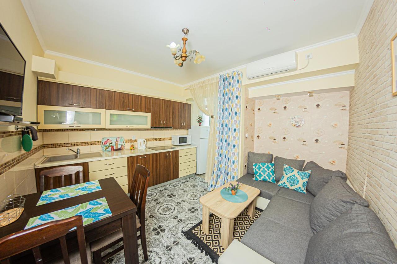 Apartment Emili City Center บาร์ ภายนอก รูปภาพ